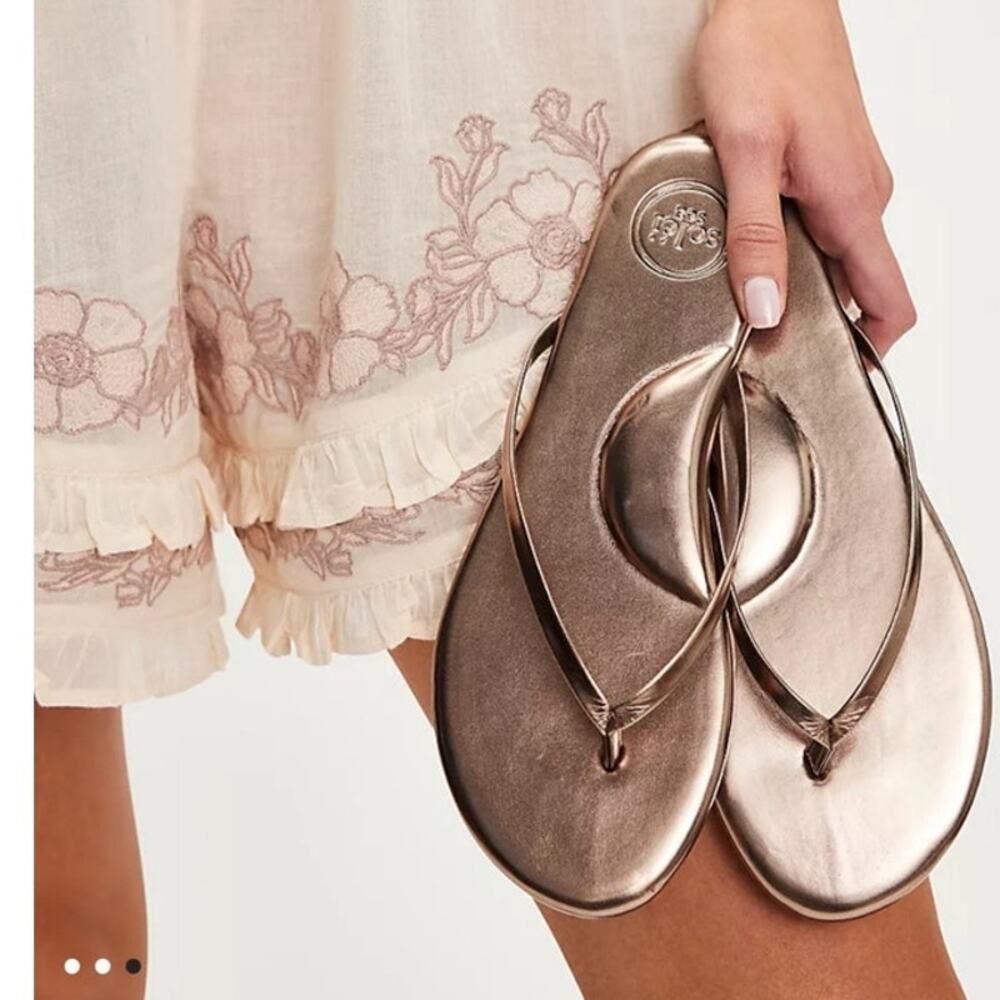 New Revolve Solei Sea Flip Flop Metallic Pewter Size 7 Vegan Leather